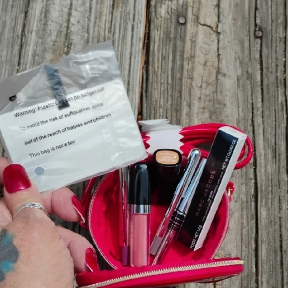 giveaway Marc Jacobs New Red Round Crossbody Bag with Mirror & 6 Makeup Products - Picture 7 of 7